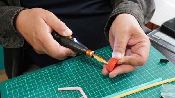おもちゃドクターさんは使い慣れた電動工具も持ち込み