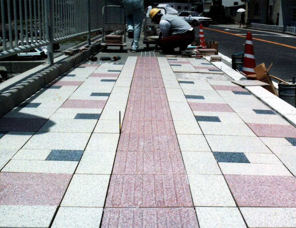 橋梁上面・ペデストリアンデッキ・歩道橋等のタイル張り