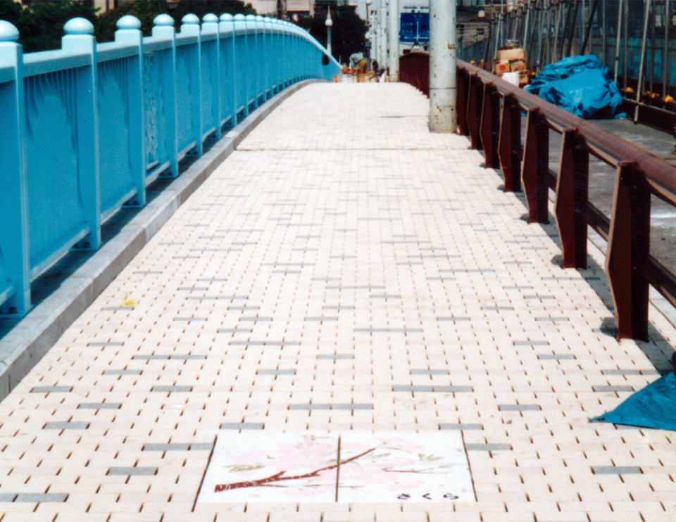 橋梁上面・ペデストリアンデッキ・歩道橋等のタイル張り