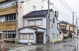 椅子をならべる （湯浅良介）