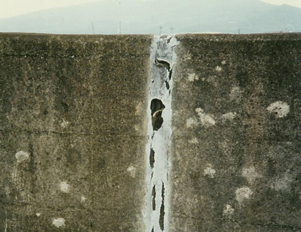 護岸 擁壁等コンクリート構造物のクラック 誘発目地等の充填 誘発目地 打ち継ぎ目地等の充填工事 土木用 セメダイン株式会社